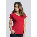 Rouge - Close up - Gildan - T-shirt à manches courtes et col en V - Femme