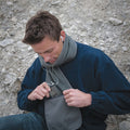 Gris - Side - Result - Echarpe polaire anti peluche avec poche zippée - Homme